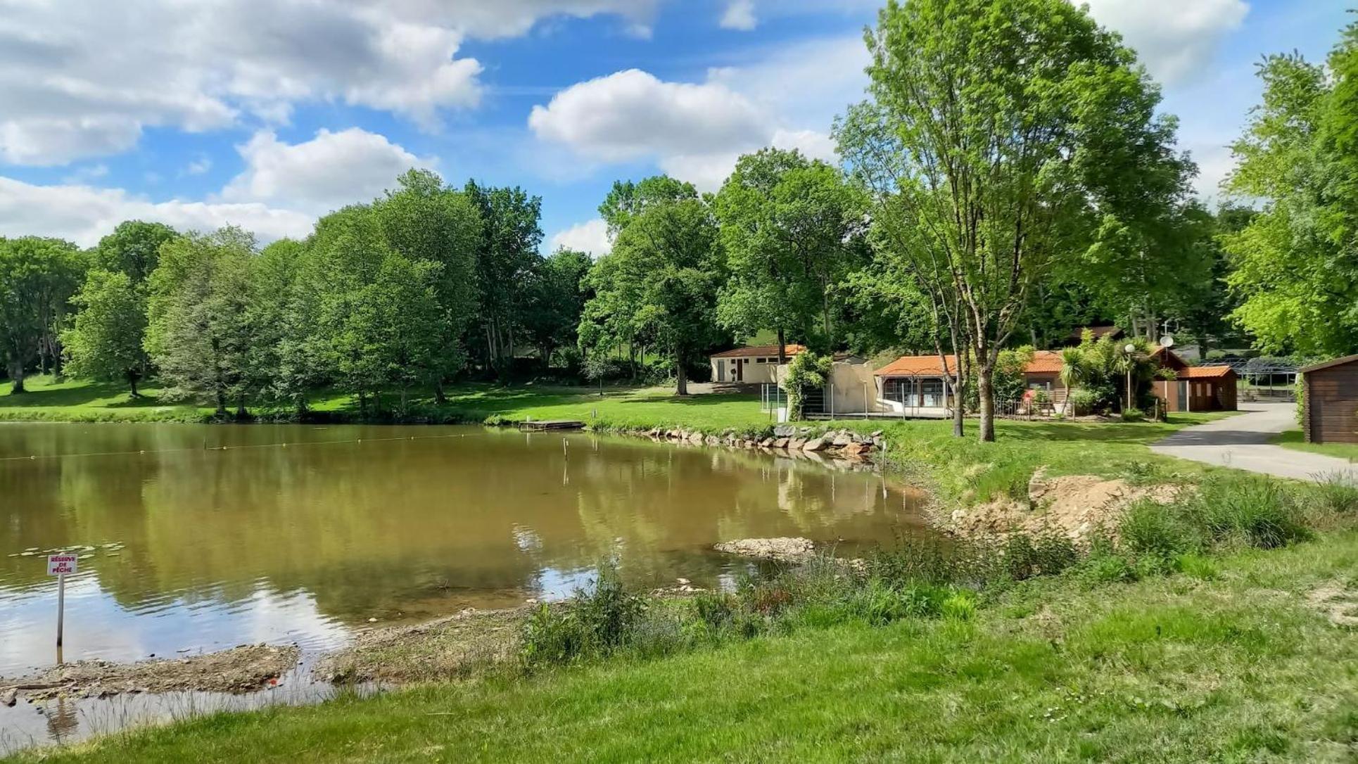 Chalet Simple Au Camping L'Etruyere Au Lac La Tardiere Eksteriør billede
